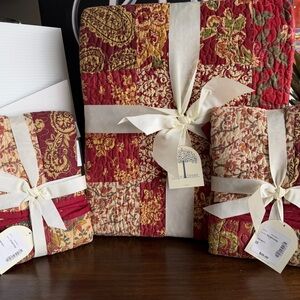 Stanfield/ JCPenney Quilt and shams (2) Full/ Queen